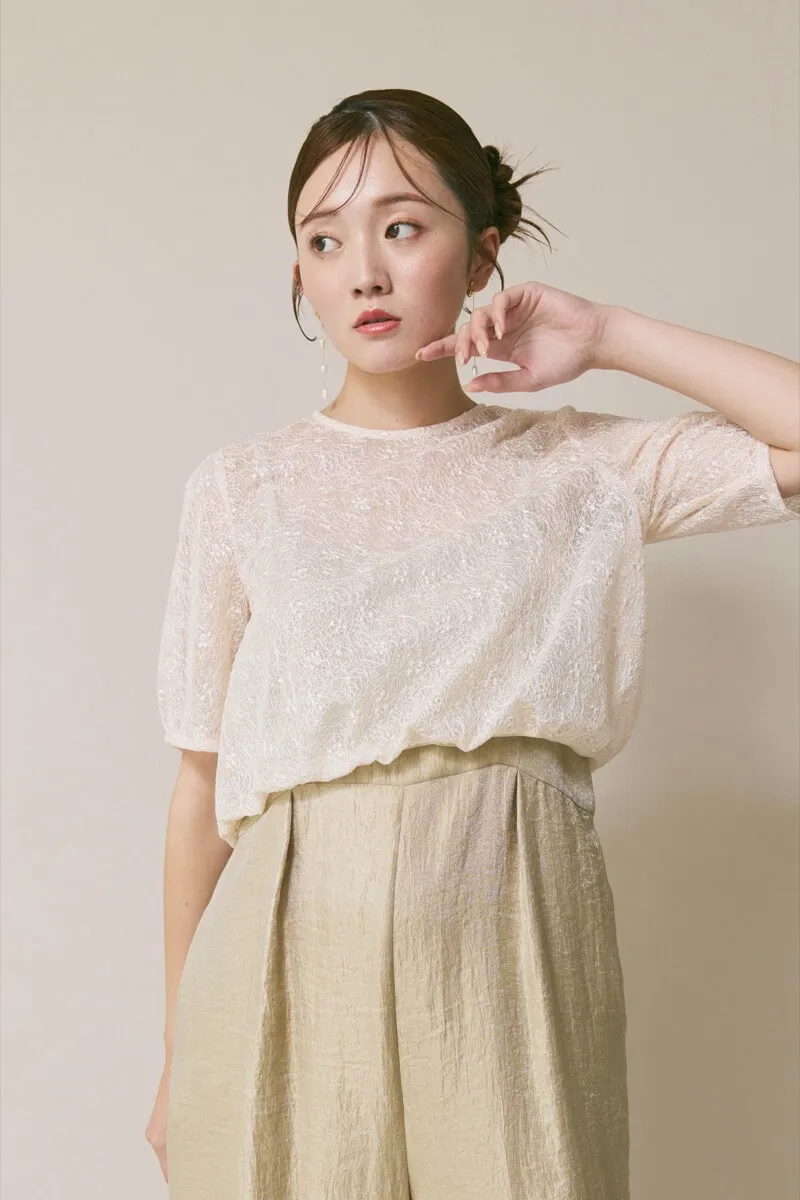 ベージュのバルーンデザインパンツドレス