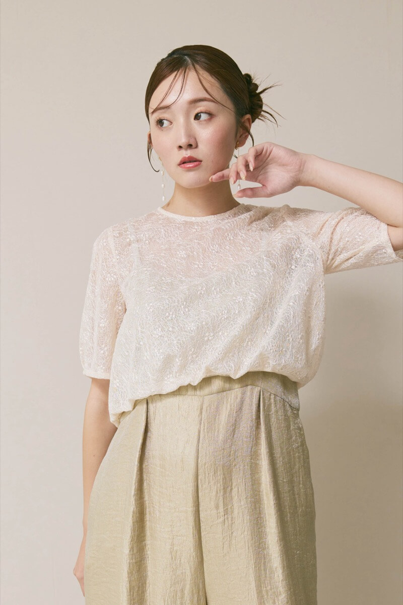 ベージュのバルーンデザインパンツドレス