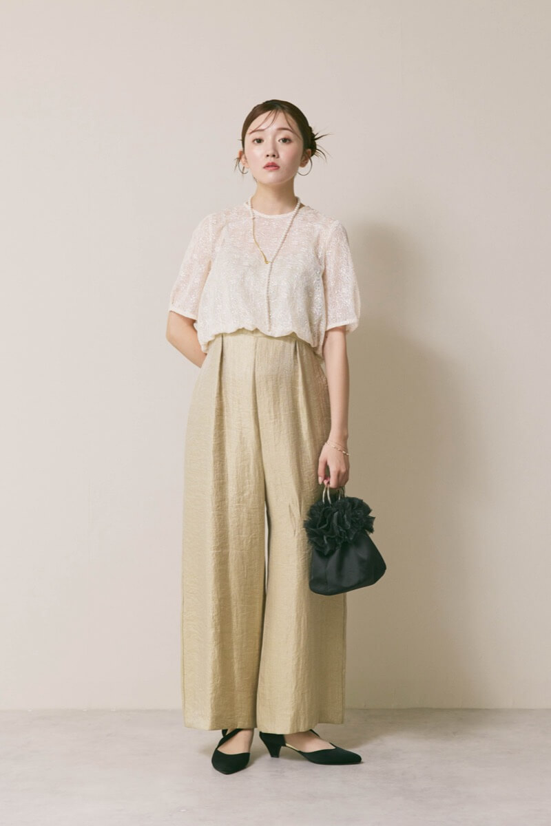 ベージュのバルーンデザインパンツドレス