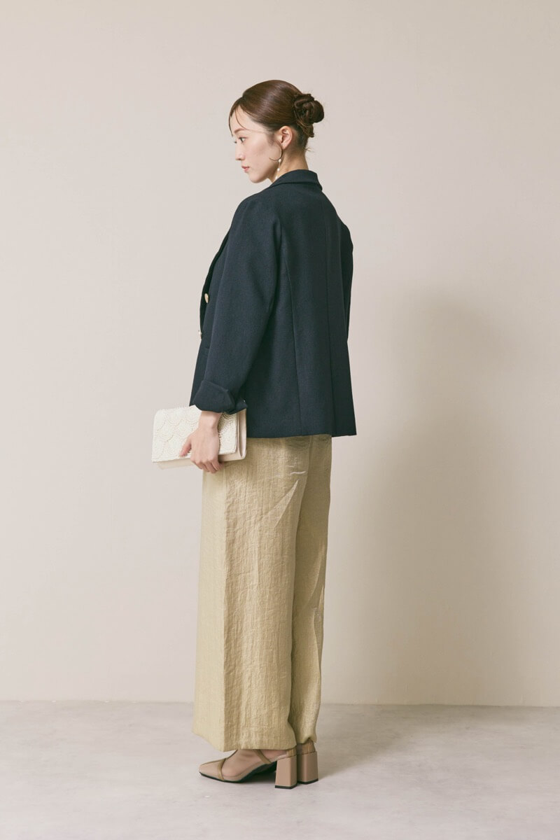 ベージュのバルーンデザインパンツドレス