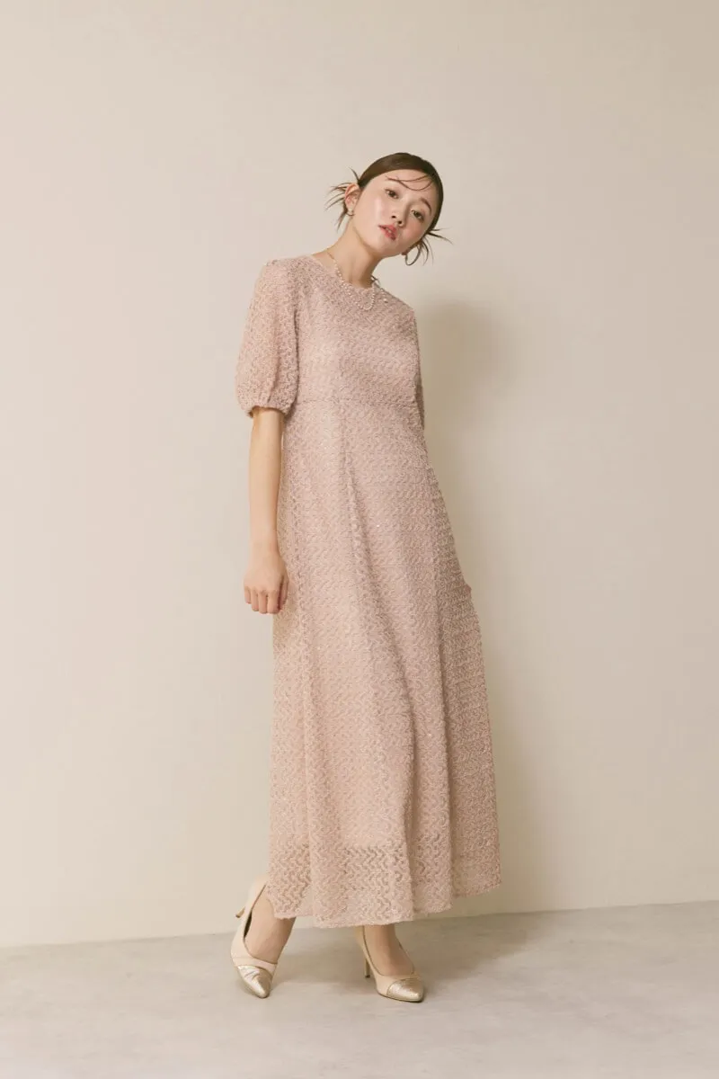 ベージュのスパンコールレースドレス