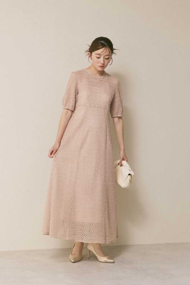 ベージュのスパンコールレースドレス