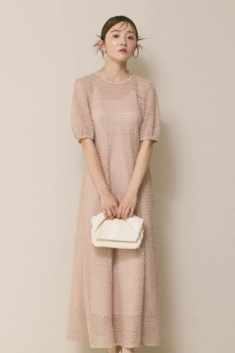 ベージュのスパンコールレースドレス