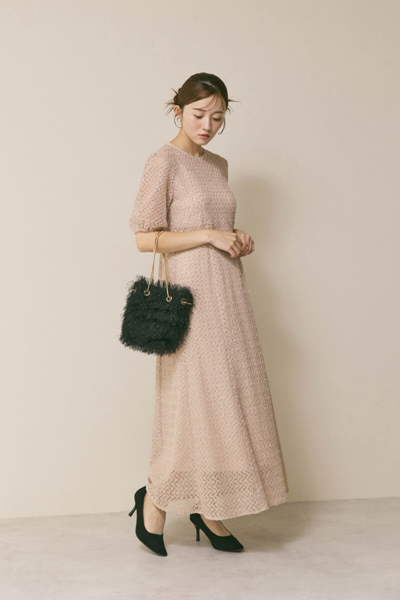 ベージュのスパンコールレースドレス