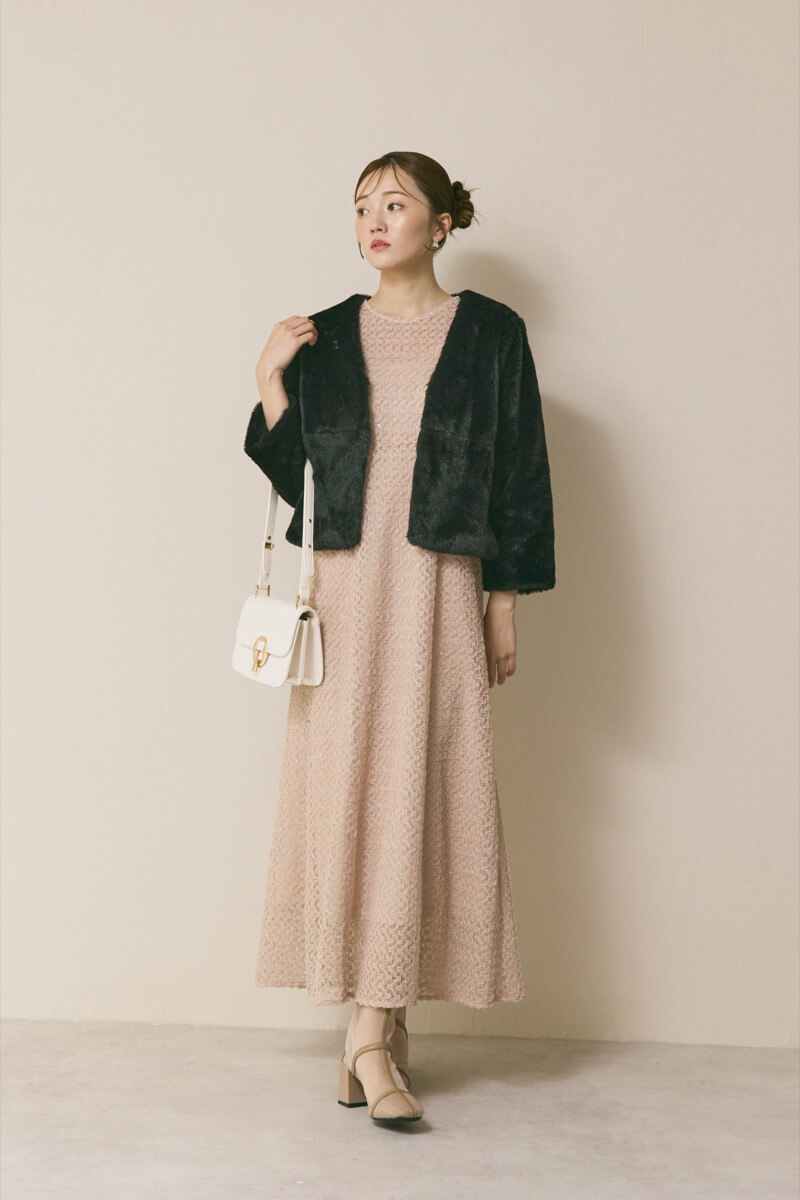 ベージュのスパンコールレースドレス