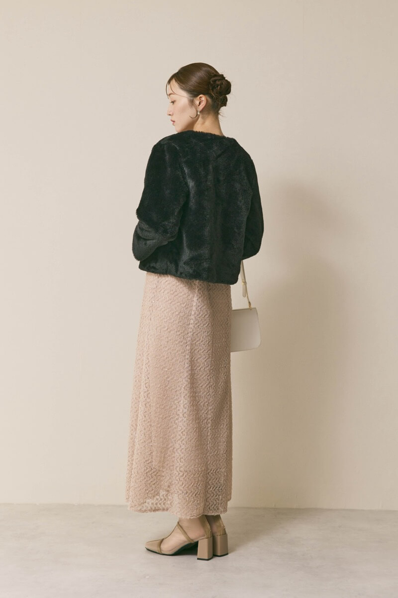 ベージュのスパンコールレースドレス