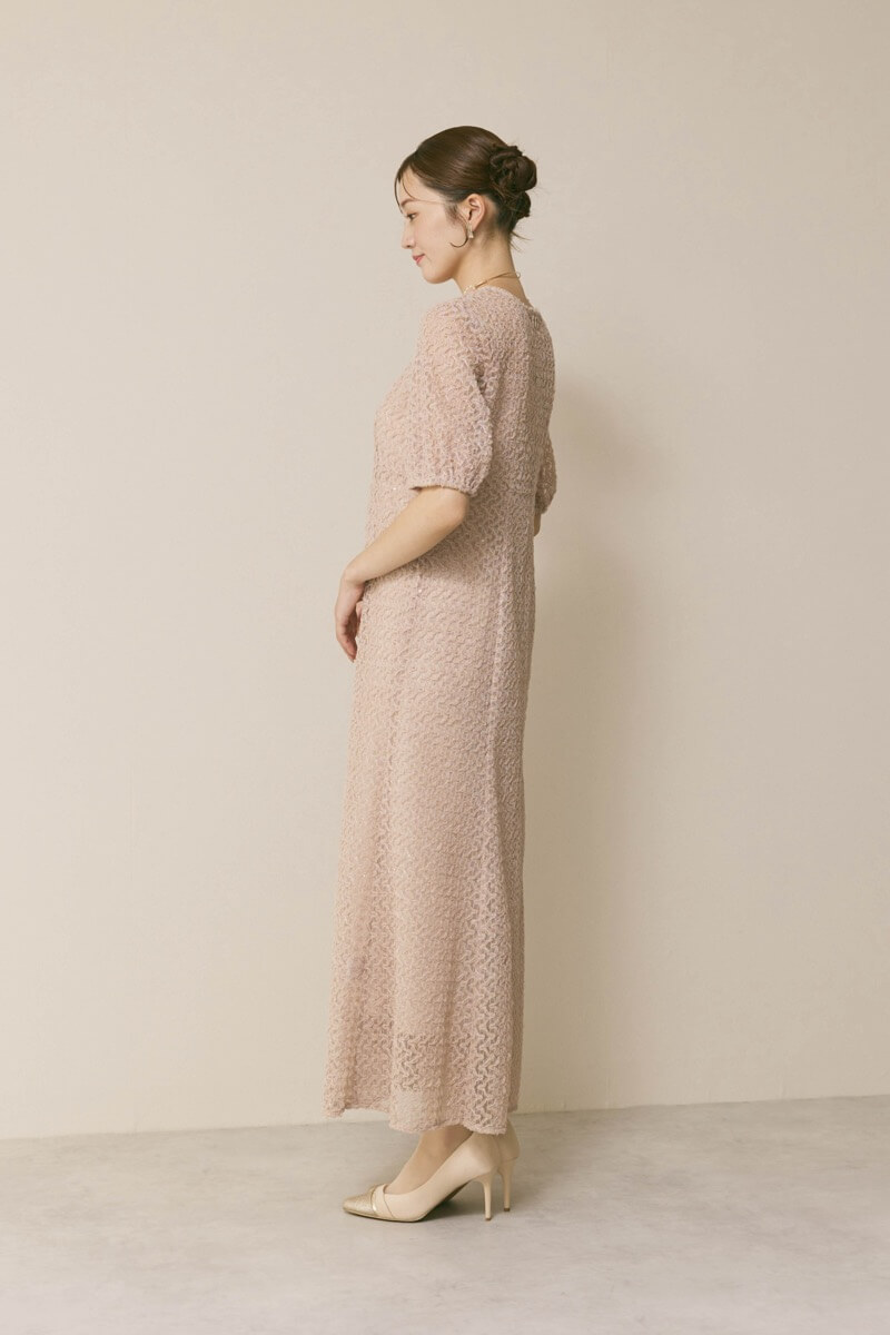 ベージュのスパンコールレースドレス