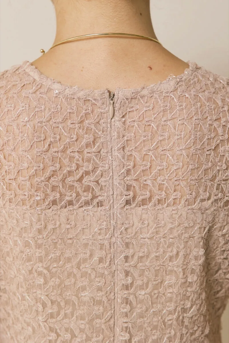 ベージュのスパンコールレースドレス