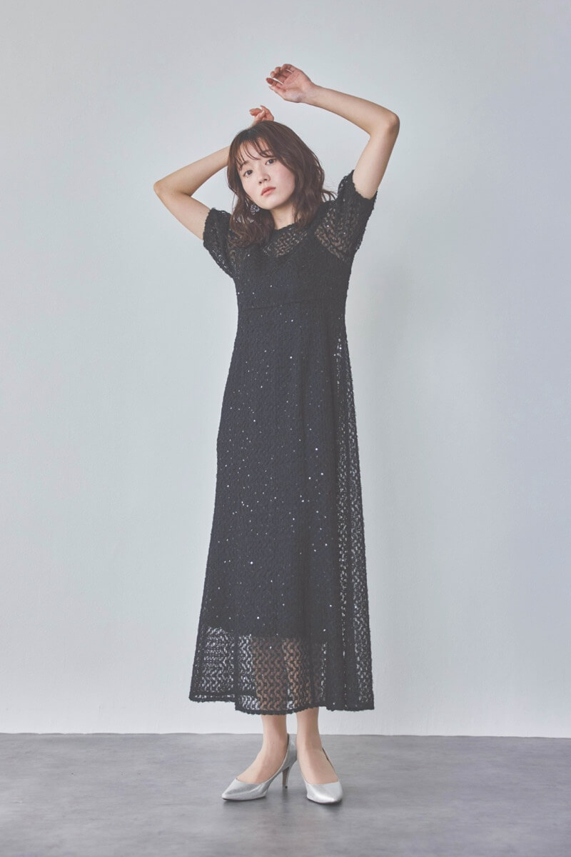 ブラックのスパンコールレースドレス