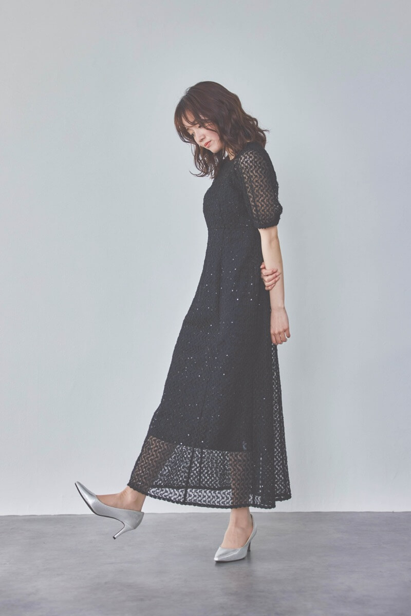 ブラックのスパンコールレースドレス