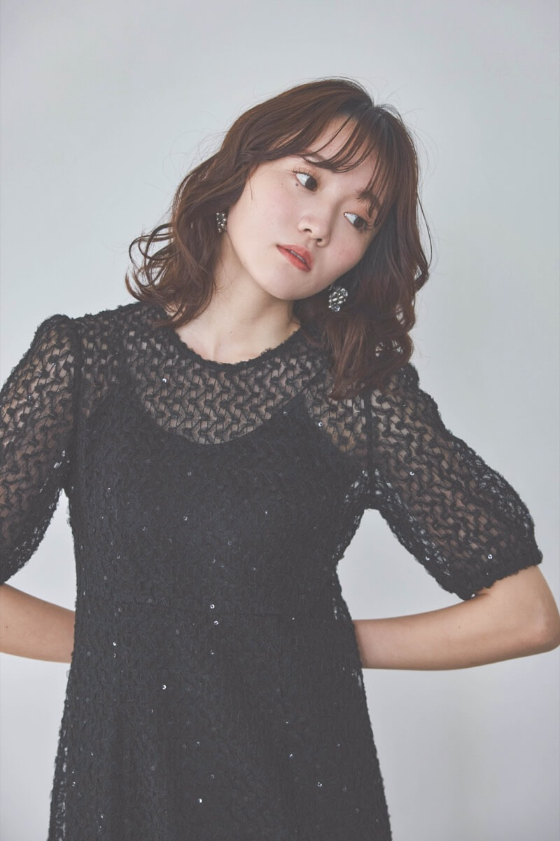 ブラックのスパンコールレースドレス