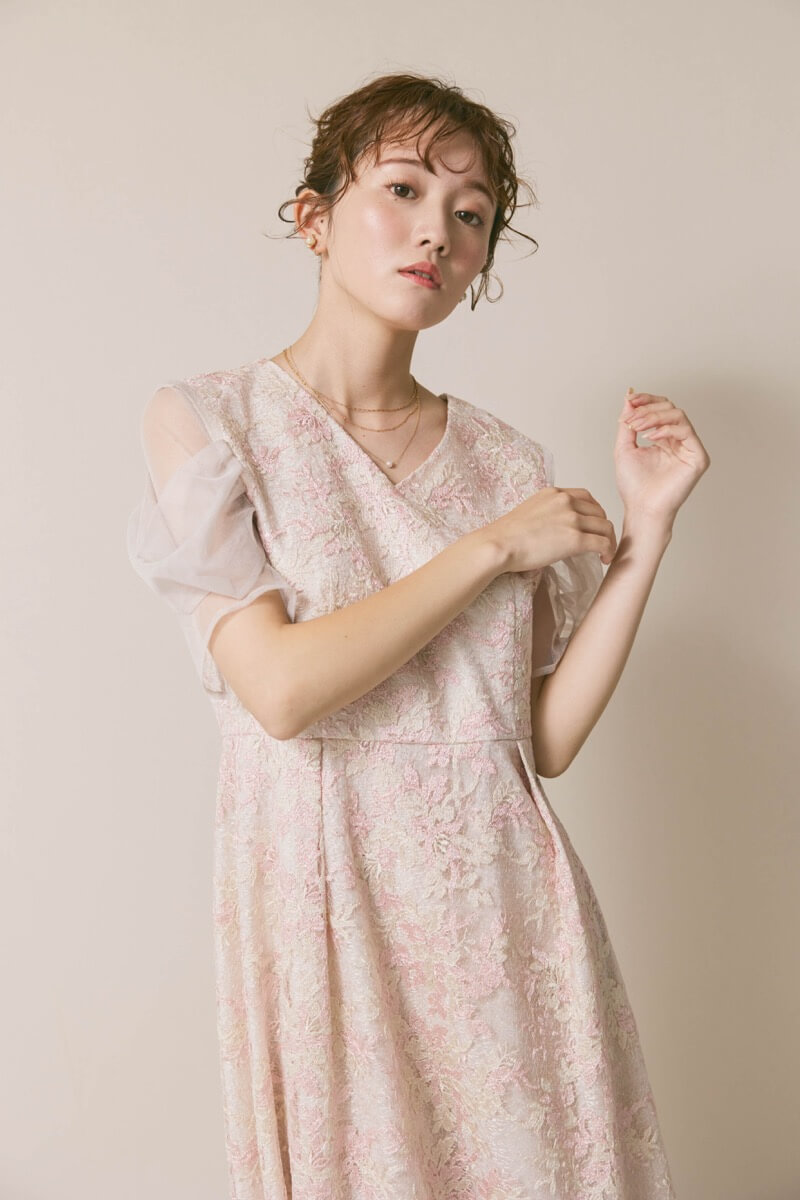 ピンクベージュのシアーオフショルドレス