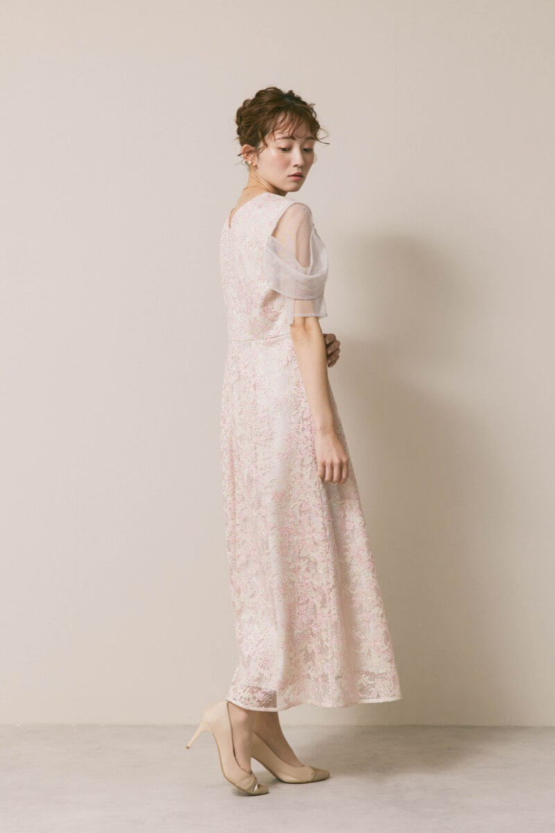 ピンクベージュのシアーオフショルドレス