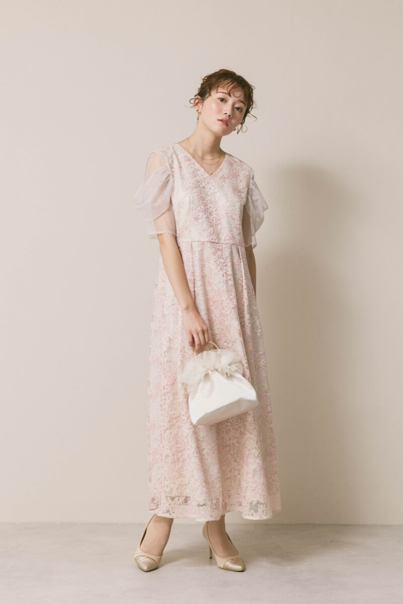 ピンクベージュのシアーオフショルドレス