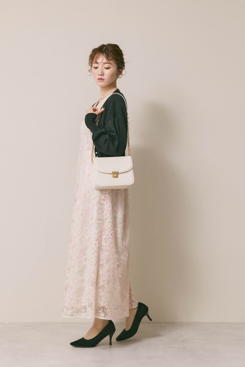 ピンクベージュのシアーオフショルドレス