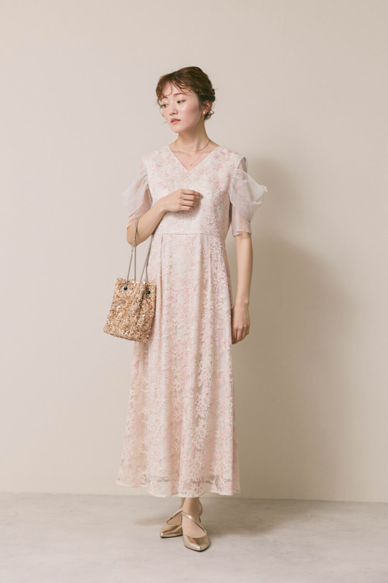 ピンクベージュのシアーオフショルドレス