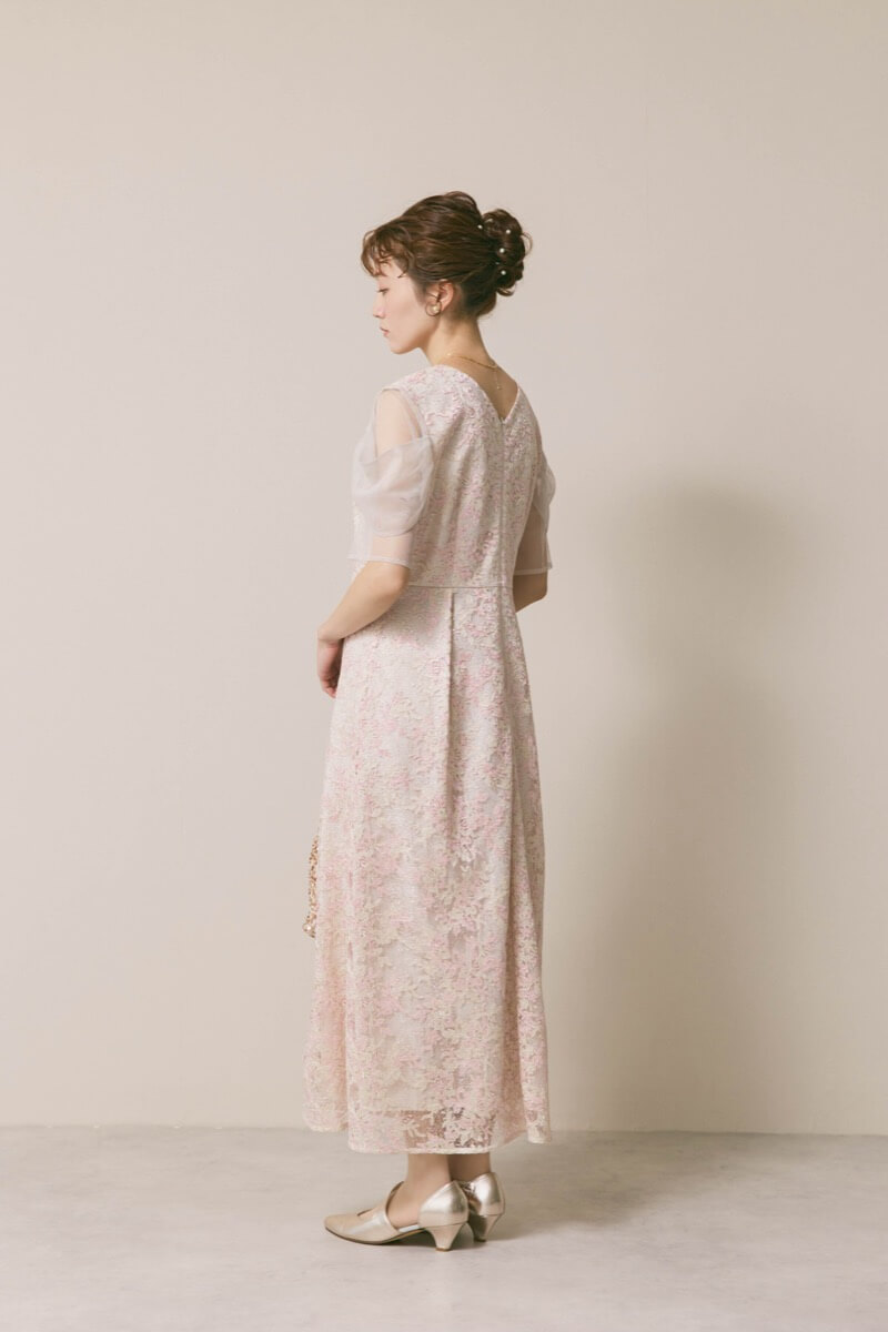 ピンクベージュのシアーオフショルドレス