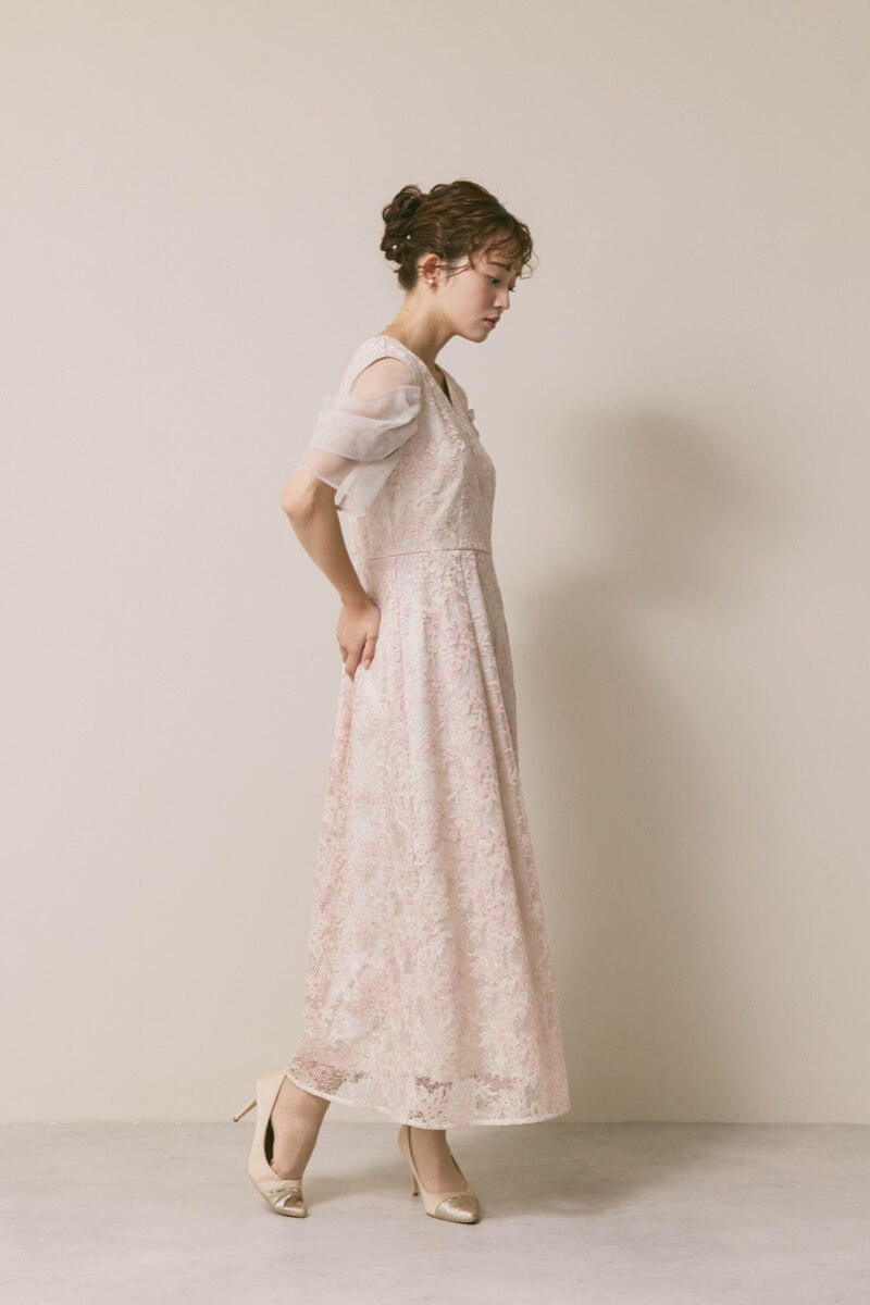 ピンクベージュのシアーオフショルドレス