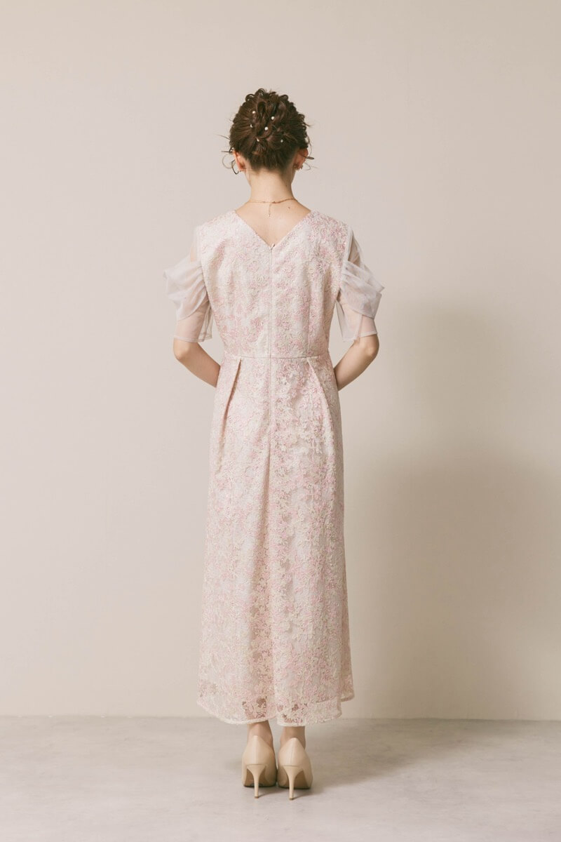 ピンクベージュのシアーオフショルドレス