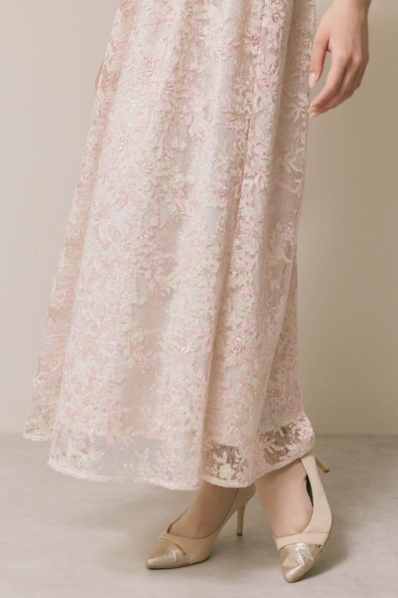 ピンクベージュのシアーオフショルドレス