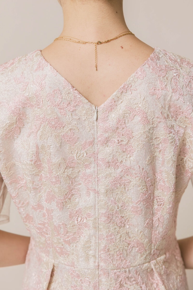 ピンクベージュのシアーオフショルドレス