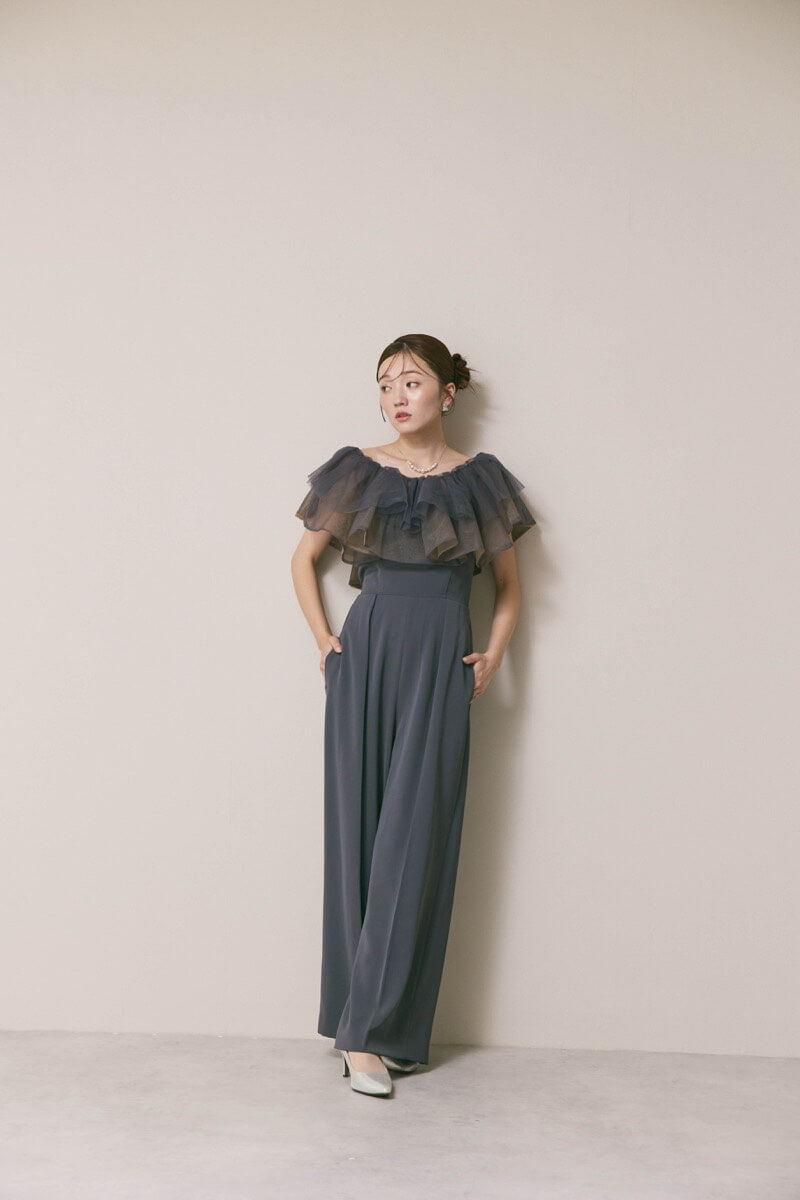 チャコールグレーのチュールカラーベアパンツドレス