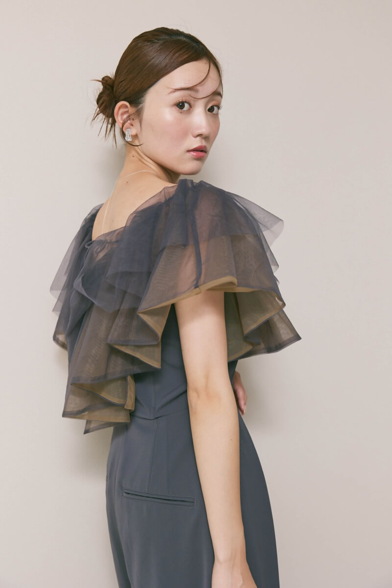 チャコールグレーのチュールカラーベアパンツドレス