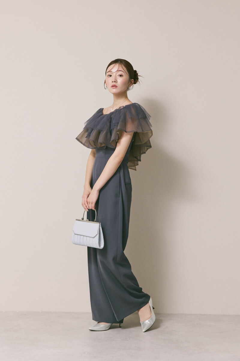 チャコールグレーのチュールカラーベアパンツドレス
