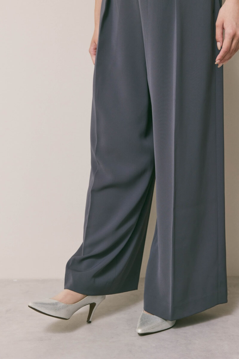 チャコールグレーのチュールカラーベアパンツドレス