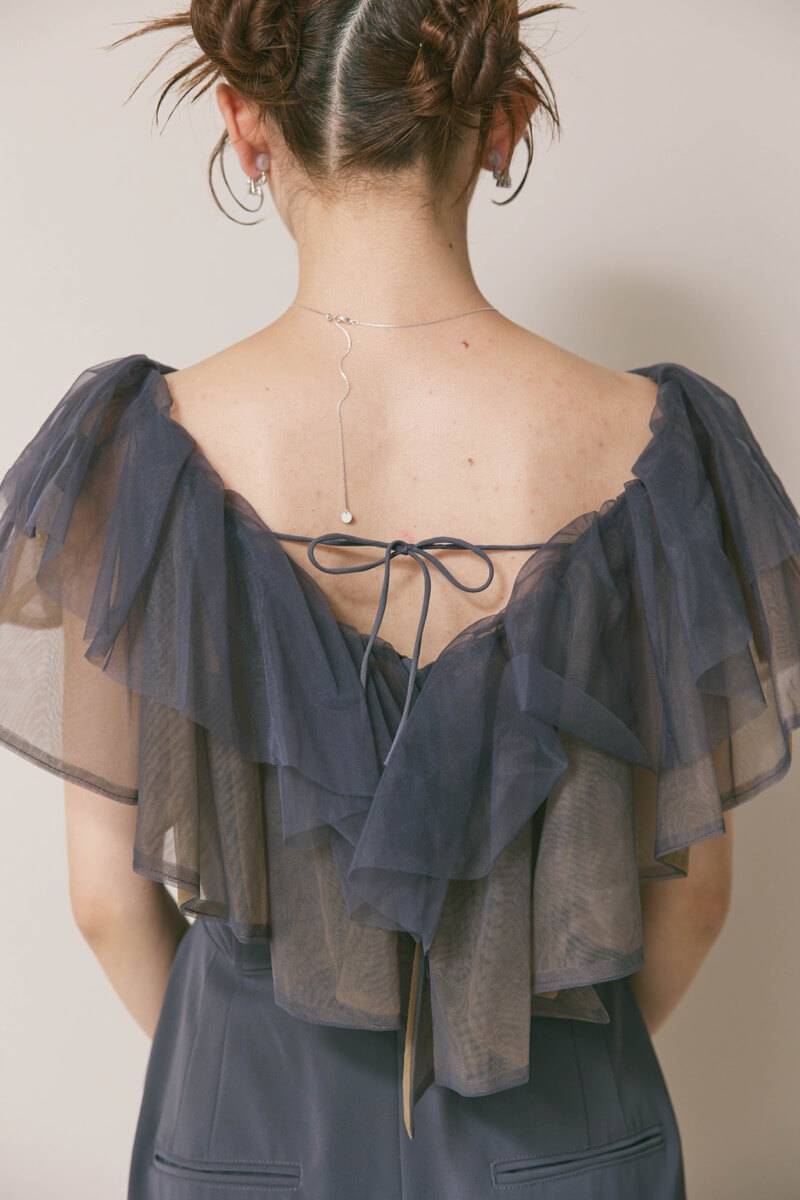 チャコールグレーのチュールカラーベアパンツドレス