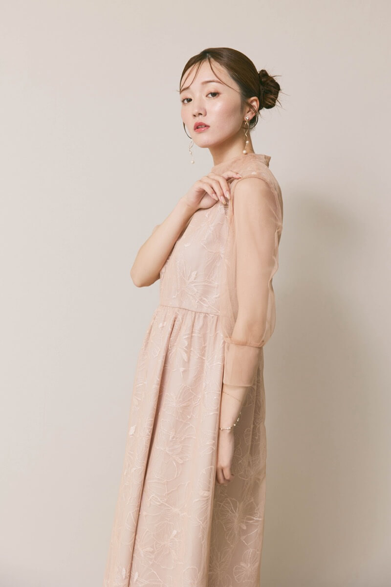 ベージュのレースミックスチュールドレス