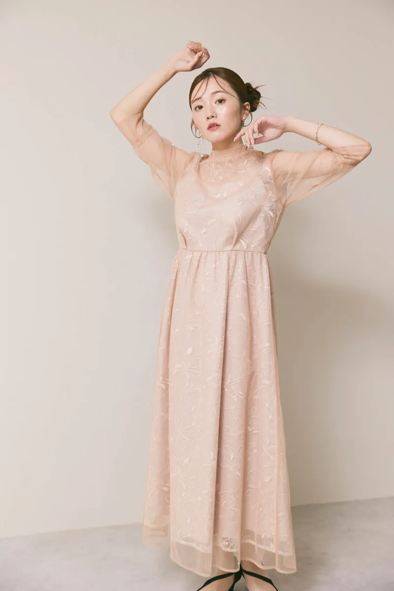 ベージュのレースミックスチュールドレス