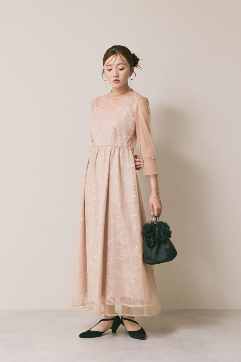 ベージュのレースミックスチュールドレス