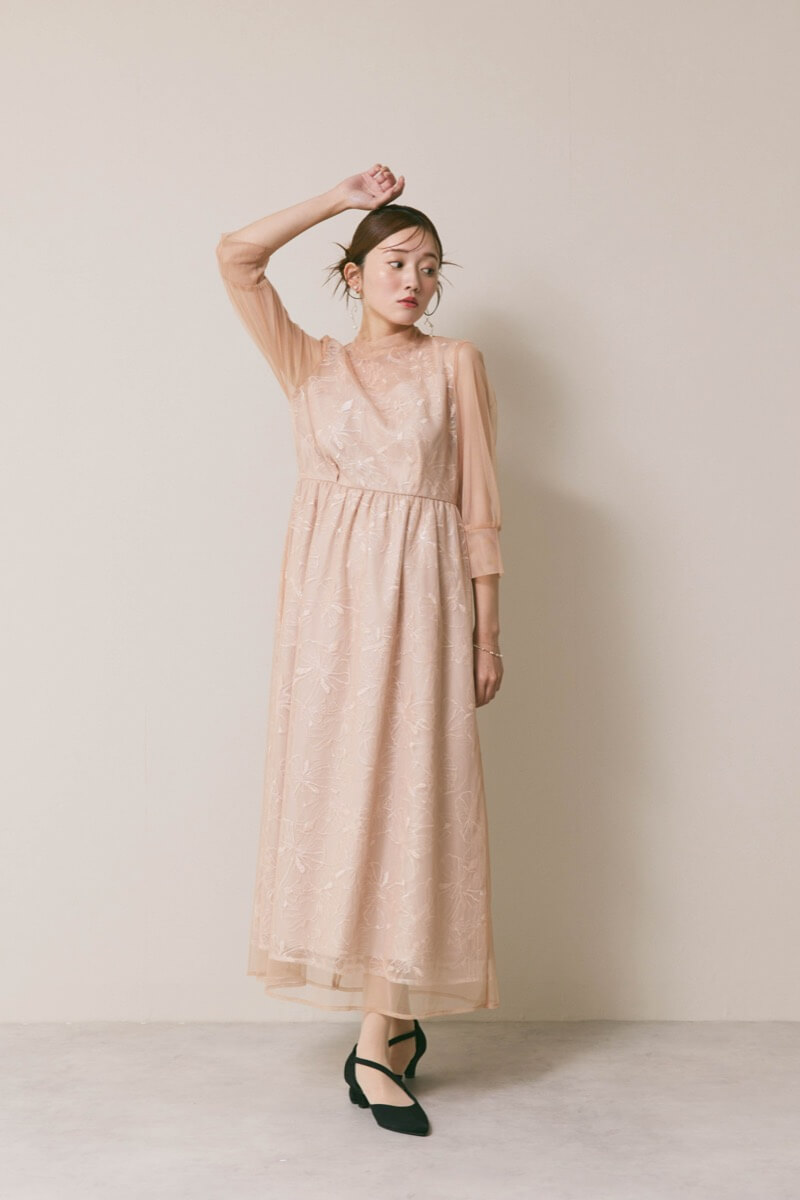 ベージュのレースミックスチュールドレス