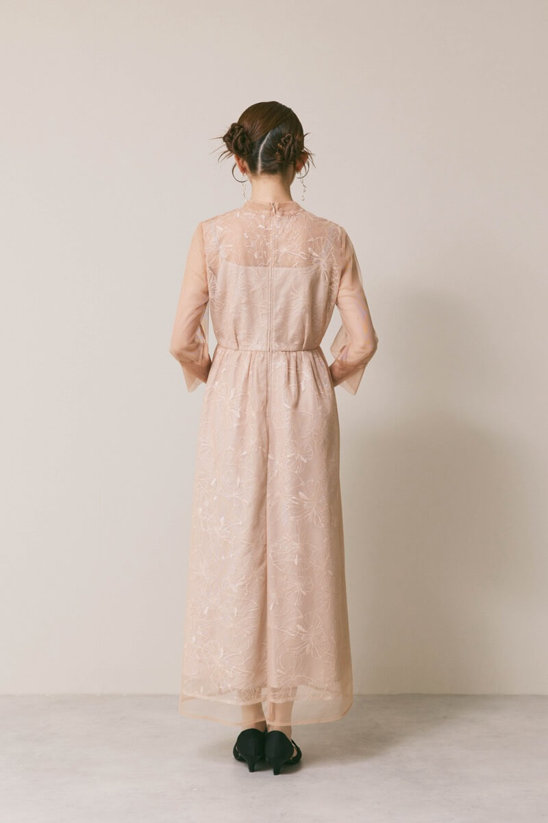 ベージュのレースミックスチュールドレス