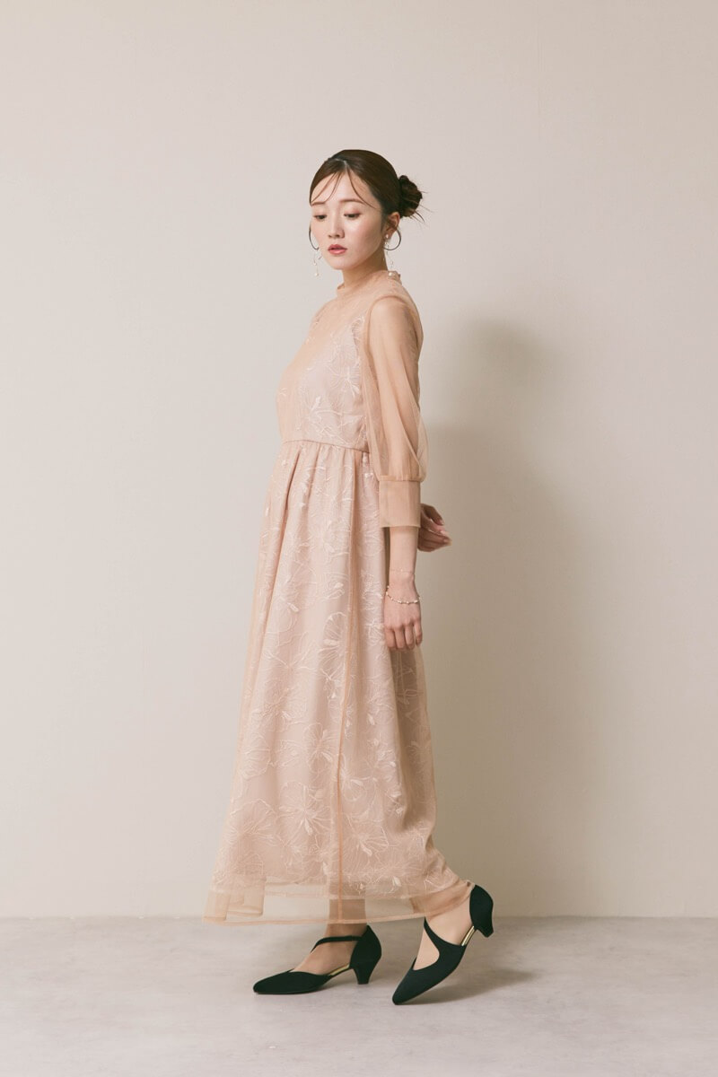 ベージュのレースミックスチュールドレス