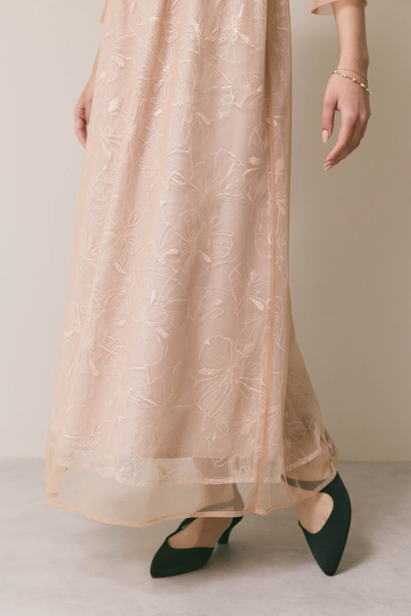 ベージュのレースミックスチュールドレス