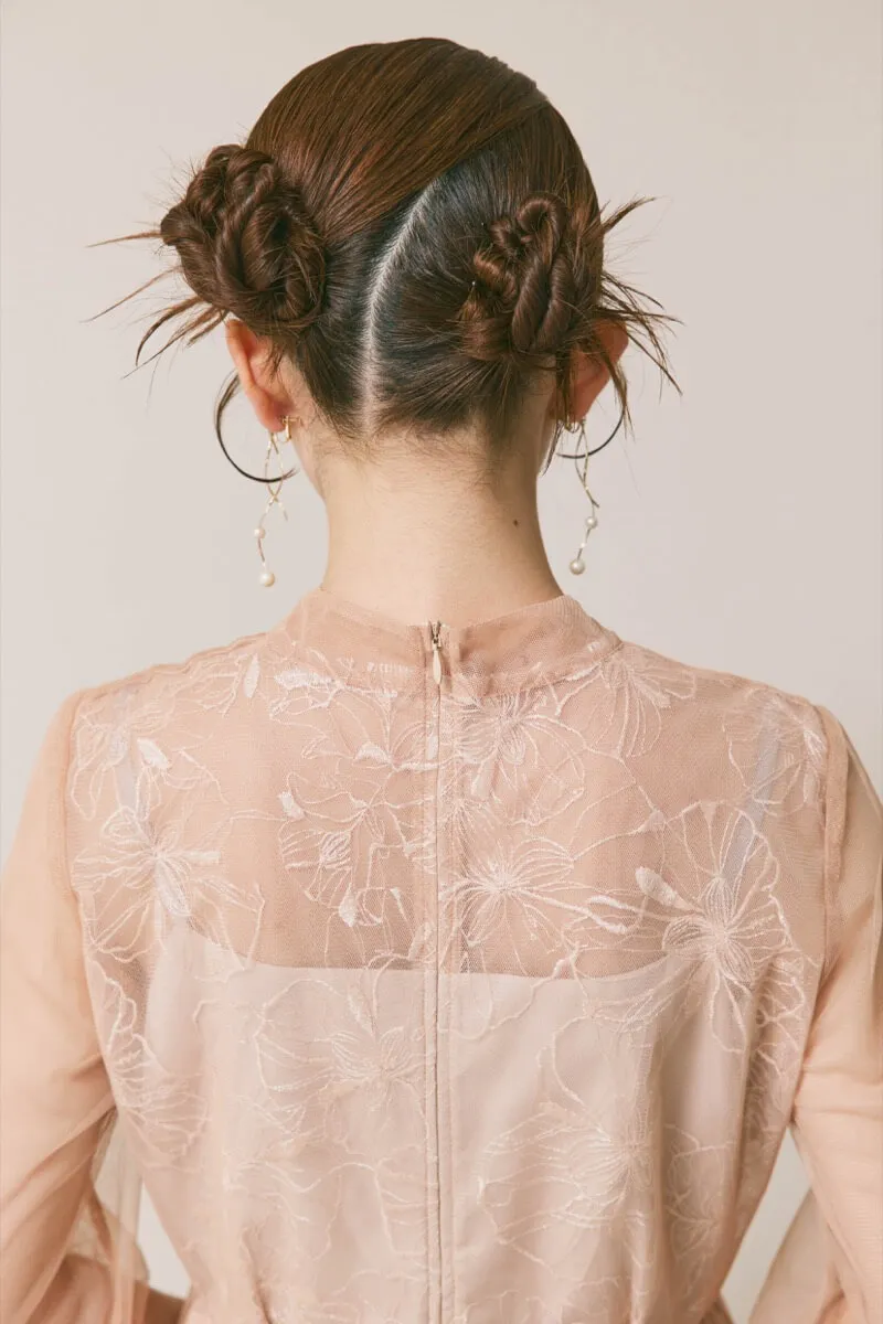 ベージュのレースミックスチュールドレス