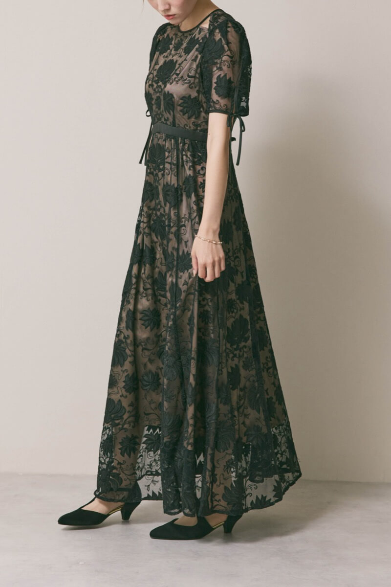 ブラックのカットワークサテンエンブロイダリードレス