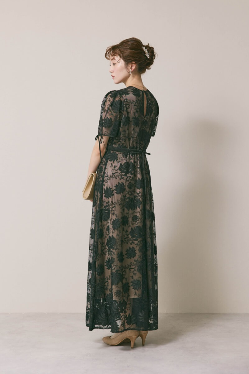 ブラックのカットワークサテンエンブロイダリードレス