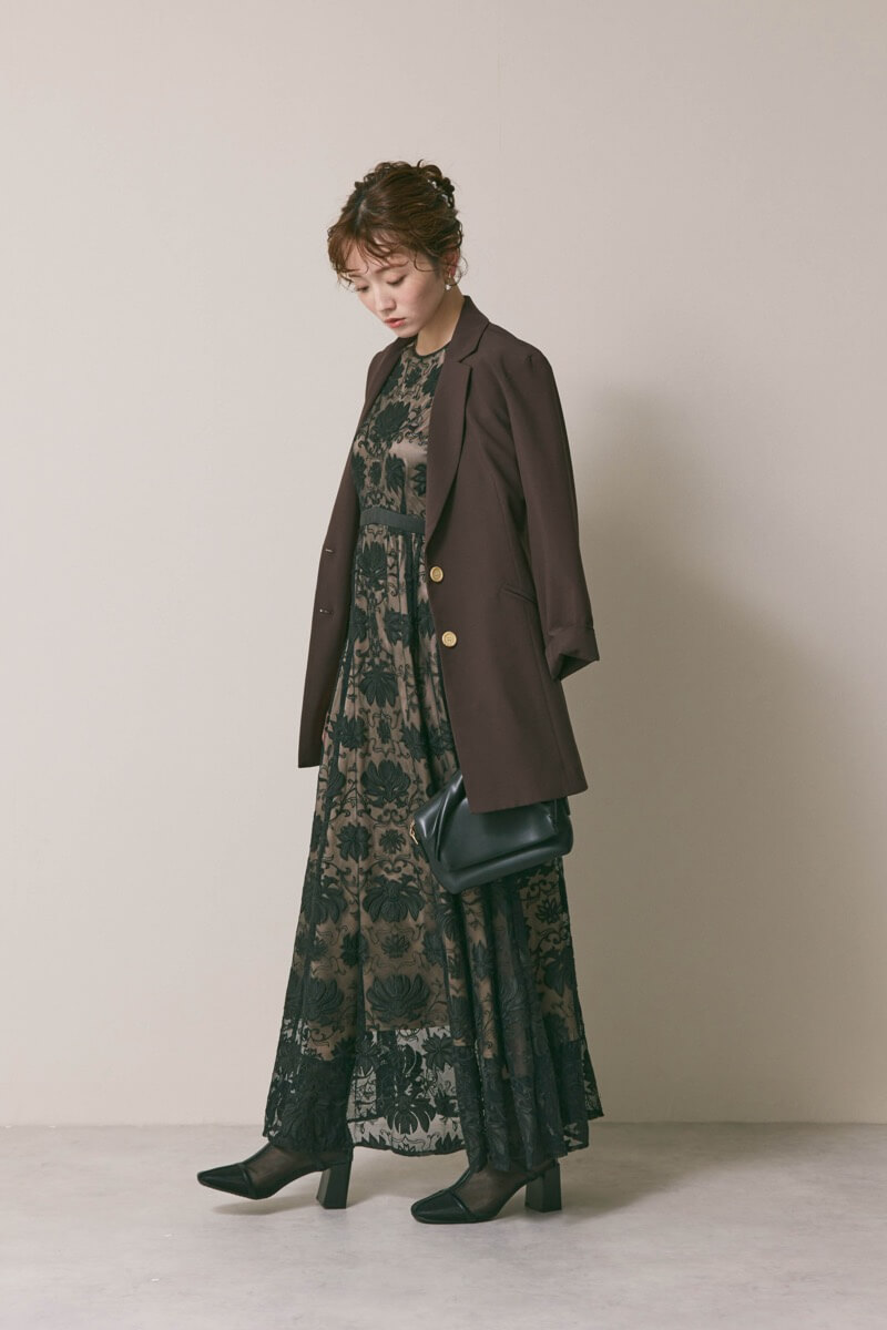 ブラックのカットワークサテンエンブロイダリードレス