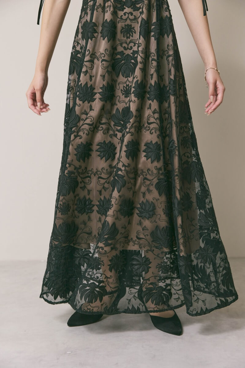 ブラックのカットワークサテンエンブロイダリードレス