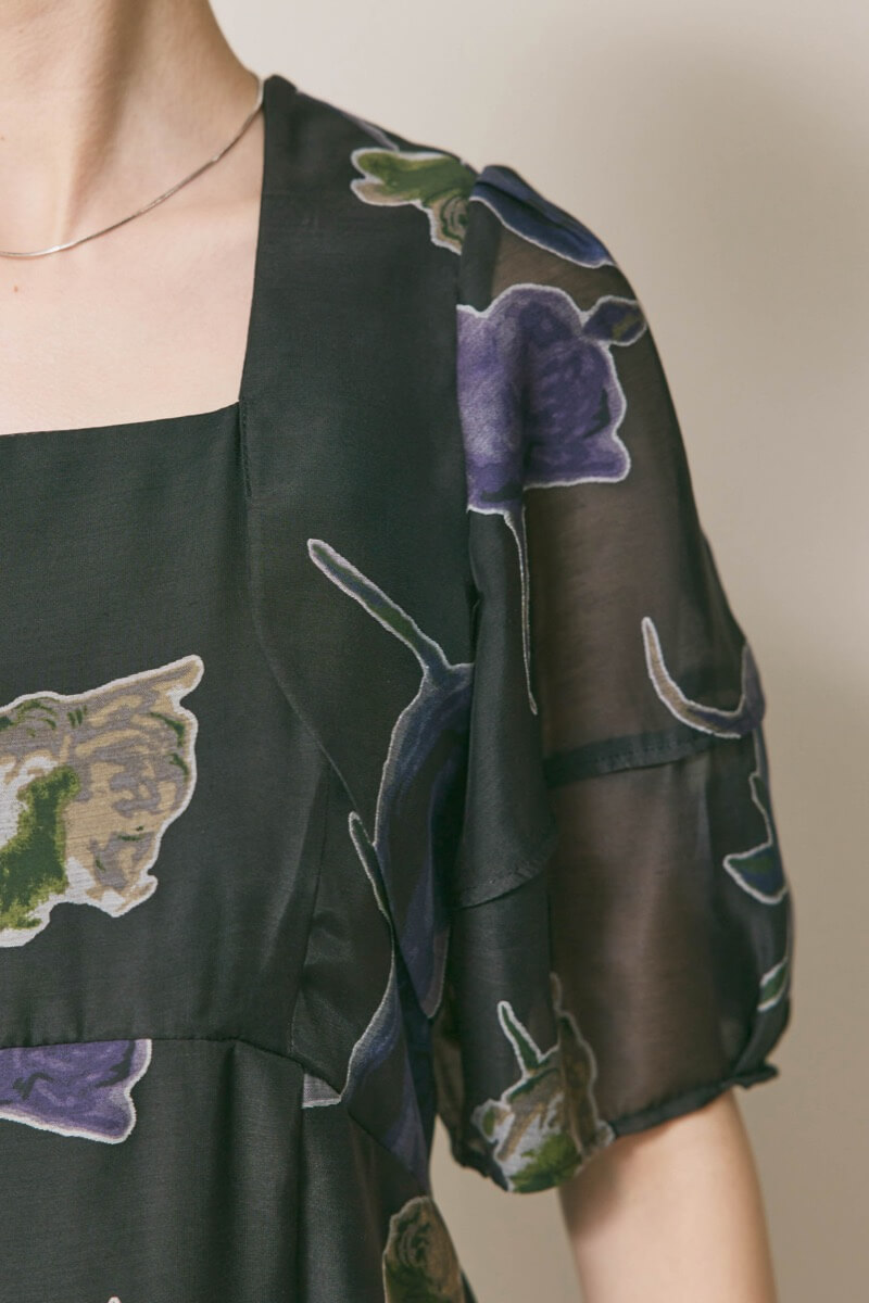 ブラックのフラワープリントオケージョンドレス