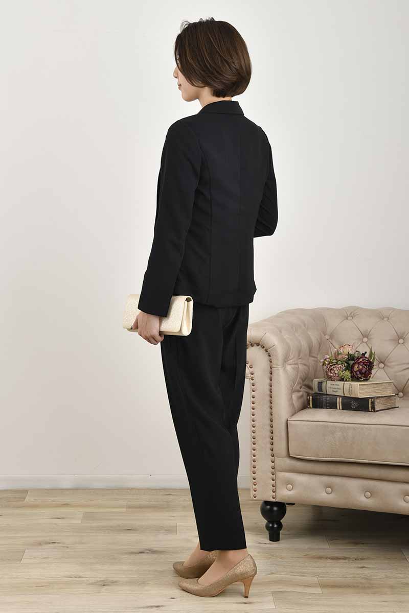 ブラックのレース柄テーパードパンツドレス