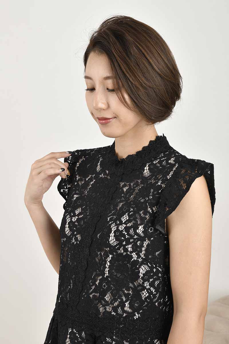 ブラックのレース柄テーパードパンツドレス