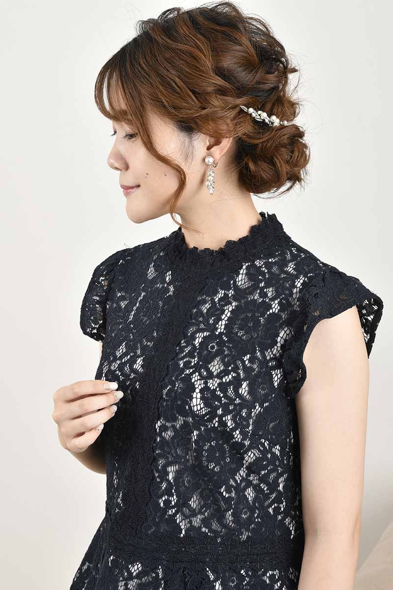 ネイビーのレース柄テーパードパンツドレス