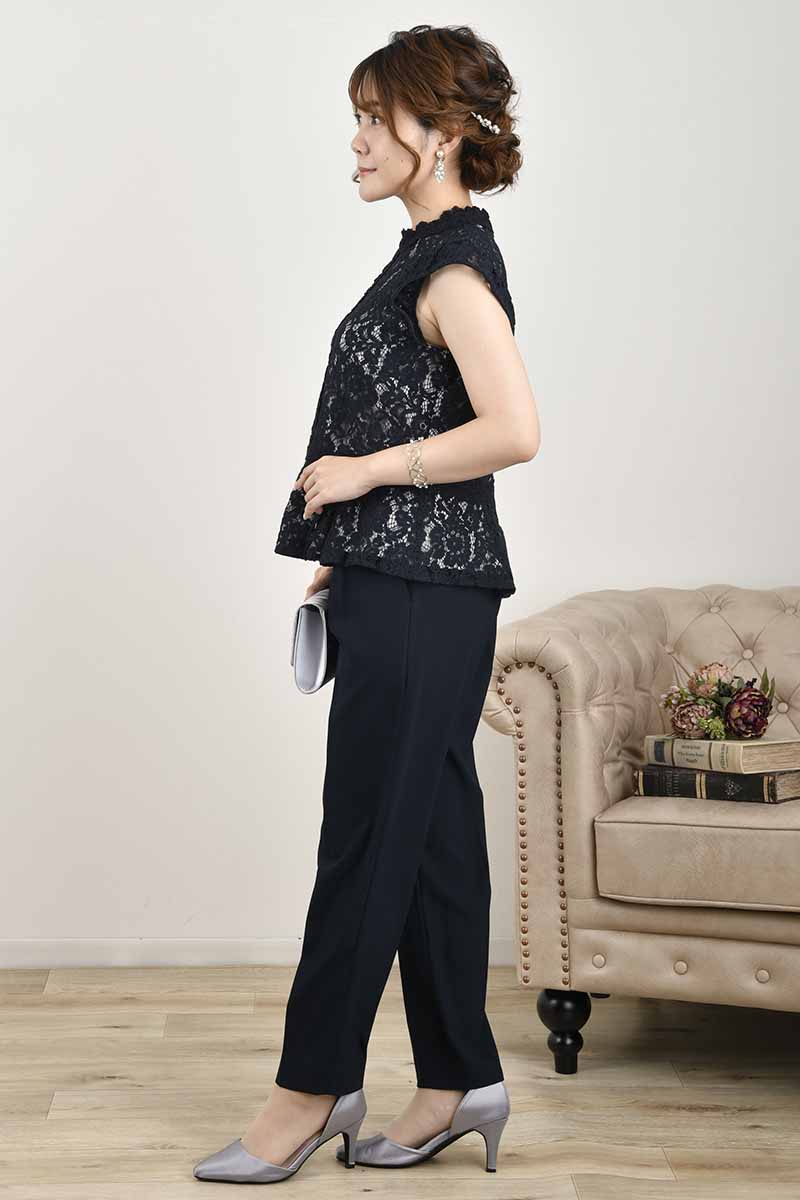 ネイビーのレース柄テーパードパンツドレス