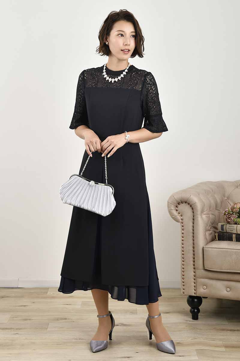 ネイビーのフレアスリーブスリット入りドレス