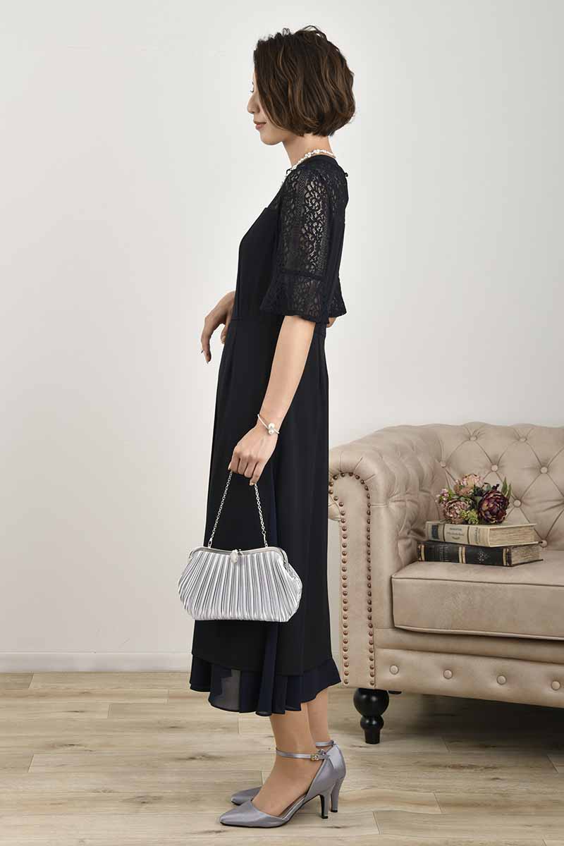 ネイビーのフレアスリーブスリット入りドレス