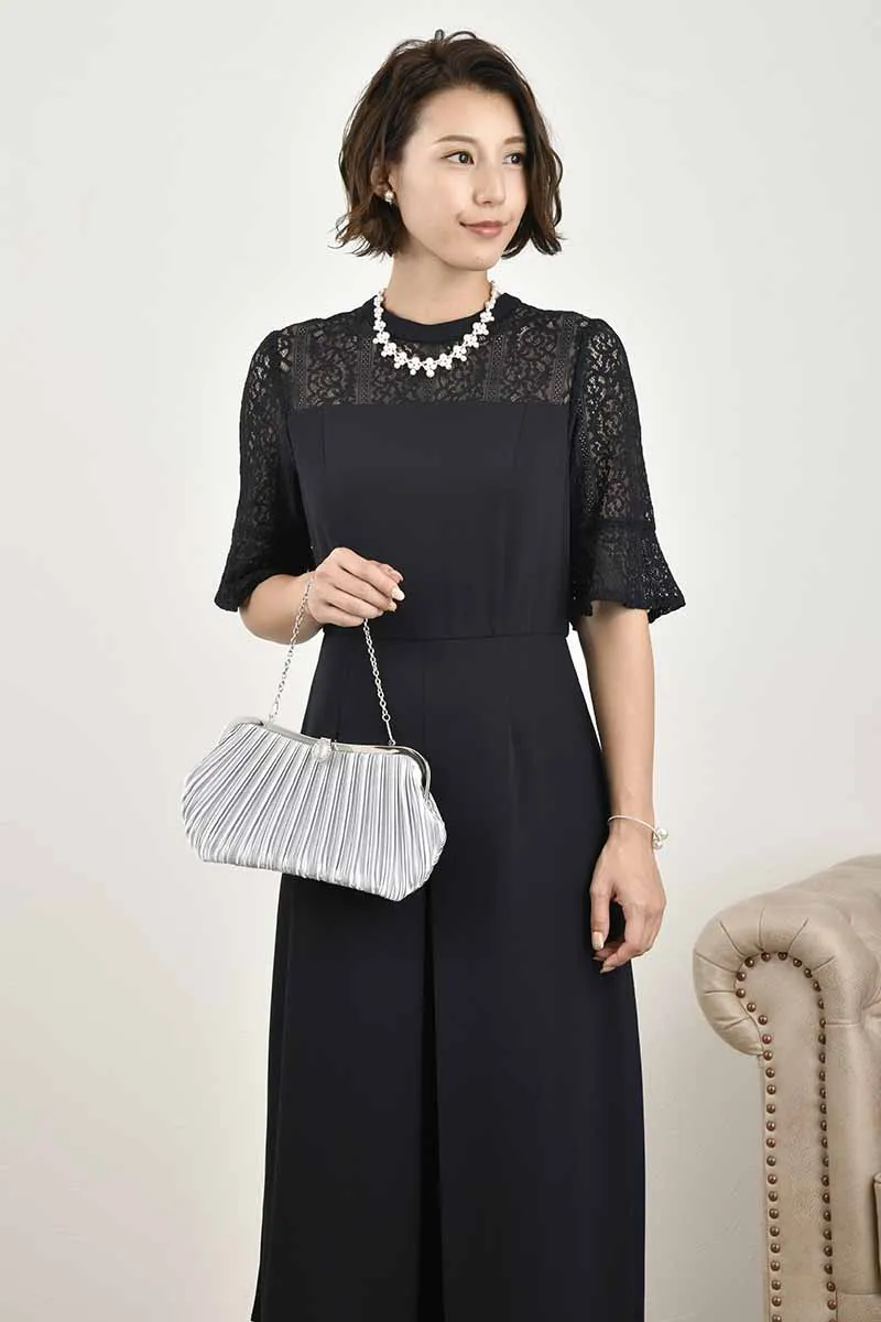 ネイビーのフレアスリーブスリット入りドレス